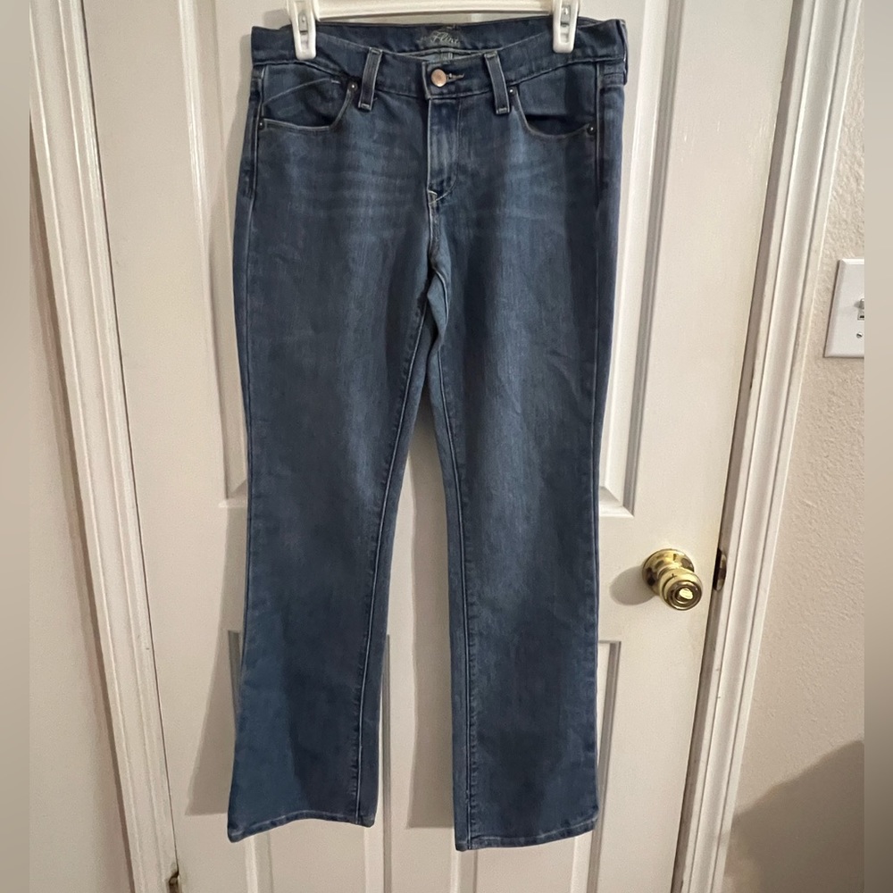 Women’s jeans. Old navy. Size 6 regular